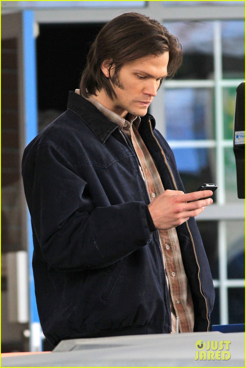 jensen-ackles-jared-padalecki-gas-station-scene-supernatural-03