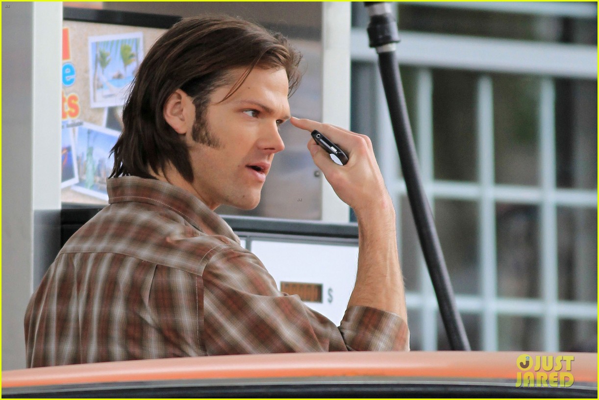 jensen-ackles-jared-padalecki-gas-station-scene-supernatural-10